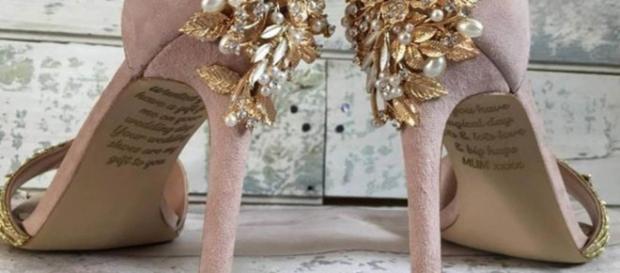 Filha se emocionou ao ler mensagem em sapato (Reprodução/Instagram/@laceandloveshoes) Filha se emocionou ao ler mensagem em sapato (Reprodução/Instagram/@laceandloveshoes)