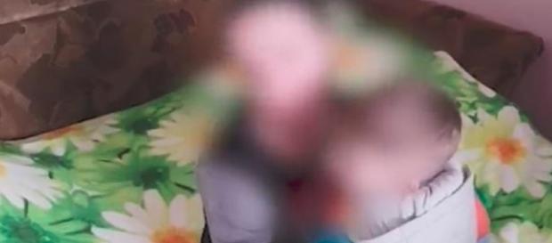 Mamma si filma mentre violenta figlioletto di 4 anni e vende i video ai pedofili: “Mi servivano soldi” - Teleclubitalia Mamma si filma mentre violenta figlioletto di 4 anni e vende i video ai pedofili: “Mi servivano soldi” - Teleclubitalia