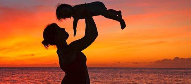Reddito di maternità, mille euro al mese (per 8 anni) per fare la mamma Reddito di maternità, mille euro al mese (per 8 anni) per fare la mamma