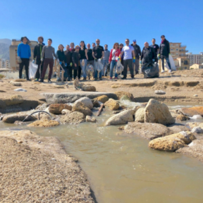 I volontari di Azzizzart sul litorale palermitano