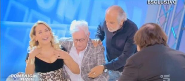 Barbara D'Urso e la gaffe osé: la gonna si solleva in diretta Barbara D'Urso e la gaffe osé: la gonna si solleva in diretta