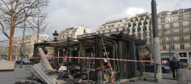 La furia dei Gilets Gialli nel centro di Parigi La furia dei Gilets Gialli nel centro di Parigi