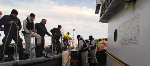 La Mare Jonio a ridosso di Lampedusa e la Gdf che sale a bordo. La Mare Jonio a ridosso di Lampedusa e la Gdf che sale a bordo.