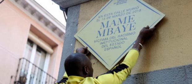 La placa que recuerda al mantero fallecido en Lavapiés. / EFE La placa que recuerda al mantero fallecido en Lavapiés. / EFE