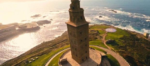 La Torre de Hércules, en lo alto de A Coruña La Torre de Hércules, en lo alto de A Coruña