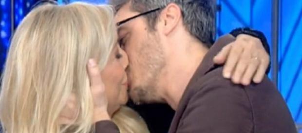 Mara Venier bacia Pif sulle labbra Mara Venier bacia Pif sulle labbra
