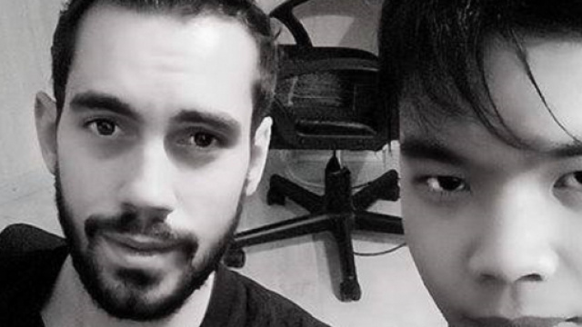 Le chanteur JB Bullet (gauche) avec le mannequin Jérémy Bellet (droite)