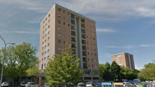 Modena, una donna di 50 anni e un bambino di 5 cadono dal quinto piano.