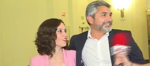 Isabel Díaz Ayuso y Juan José Cortés en el programa 'Todo es mentira'. / Mediaset