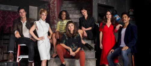 Na foto o elenco da série brasileira 'Coisa Mais Linda', da Netflix (Divulgação/Netflix)