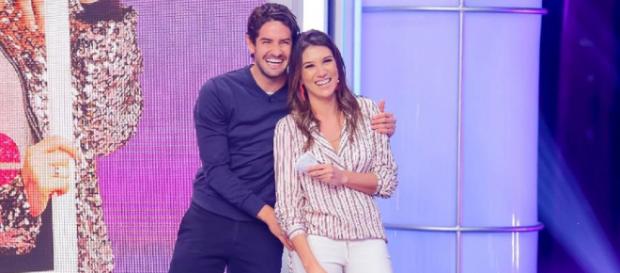 Alexandre Pato faz surpresa para a namorada, Rebeca Abravanel, no "Roda a Roda". (Gabriel Cardoso/SBT) Alexandre Pato faz surpresa para a namorada, Rebeca Abravanel, no "Roda a Roda". (Gabriel Cardoso/SBT)