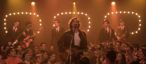 Carlos Cuevas cantando en la serie '45 Revoluciones' Carlos Cuevas cantando en la serie '45 Revoluciones'