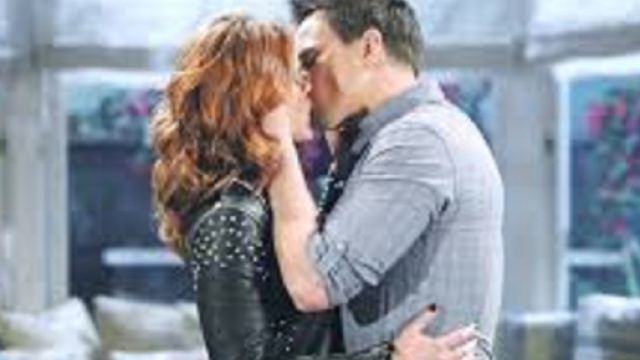 Beautiful, spoiler al 30 marzo: Wyatt e Sally Spectra si baciano