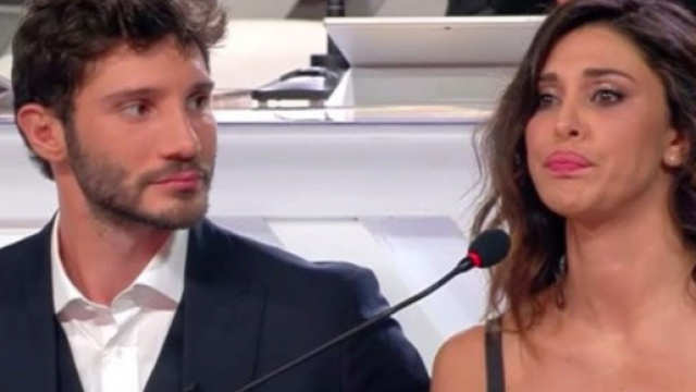 Stefano De Martino stuzzicato su Belen: 'Basta, sto sudando'.