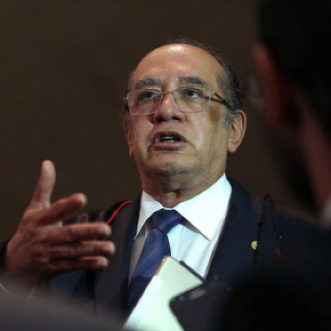 Gilmar Mendes liga para Lula, em velório - (Foto: José Cruz/Agência Brasil)