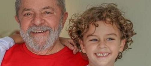 O ex-presidente Lula e o neto, que morreu na última sexta-feira (Reprodução)