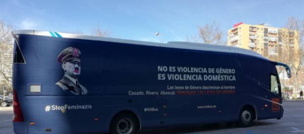 El nuevo autobús de Hazte Oír, en el aparcamiento del Bernabéu. / EUROPA PRESS El nuevo autobús de Hazte Oír, en el aparcamiento del Bernabéu. / EUROPA PRESS