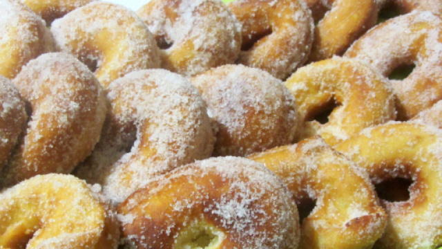Ricetta zeppole di patate con zucchero.