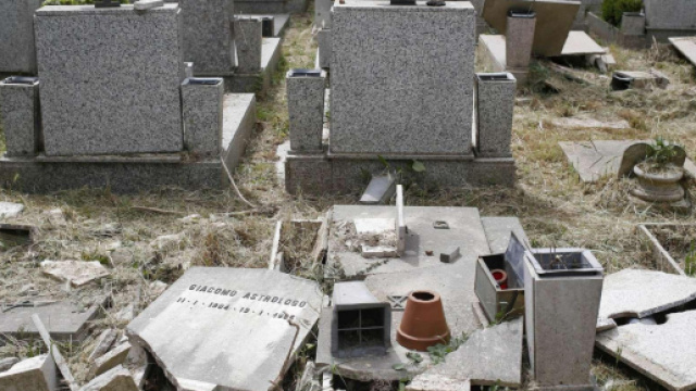 Profanate pi&ugrave; di ottanta tombe nel cimitero ebraico