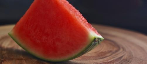 Eating watermelon in summer can help you stay hydrated and is rich in vitamins (image credit : Aline ponce from pixabay)