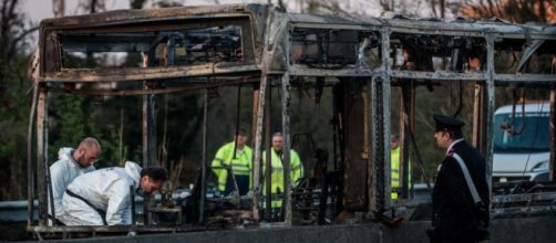 Milano, conducente dirotta e dà fuoco al bus.