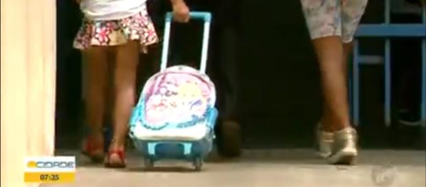 Professora em Franca fiscaliza mochilas em sala de aula. (Reprodução/TV Tem/Rede Globo) Professora em Franca fiscaliza mochilas em sala de aula. (Reprodução/TV Tem/Rede Globo)