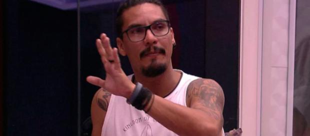 Vanderson ainda dentro do BBB19. (Reprodução/Gshow) Vanderson ainda dentro do BBB19. (Reprodução/Gshow)