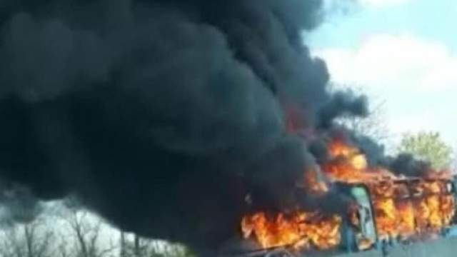 Foto di Ansa, pullman in fiamme