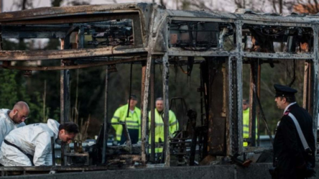 Milano, conducente dirotta e d&agrave; fuoco al bus.