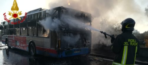 Catania: autobus dell'AMT in fiamme, intervento dei Vigili del ... - videostarnews.tv