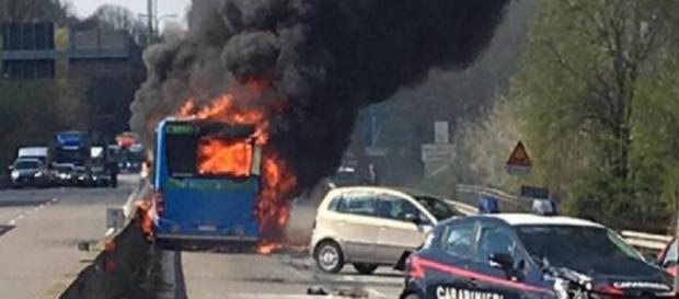Bus dirottato a Milano, i bambini al telefono: aiuto papà, l'autista dice che farà una strage - Money.it Bus dirottato a Milano, i bambini al telefono: aiuto papà, l'autista dice che farà una strage - Money.it