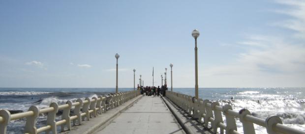 Forte dei Marmi, rapporto bollente sul pontile: coppia ripresa da due giovani, il filmato è diventato virale Forte dei Marmi, rapporto bollente sul pontile: coppia ripresa da due giovani, il filmato è diventato virale