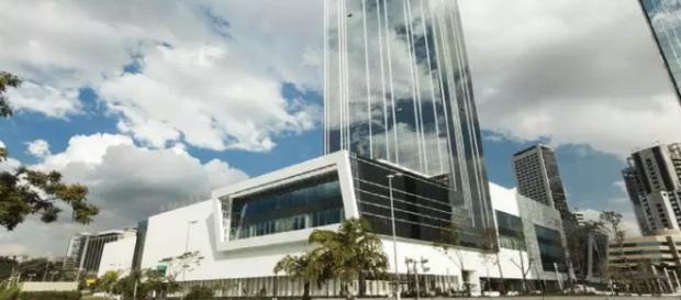 Funcionaria proíbe a entrada de crianças em shopping. (Divulgação/JK Iguatemi) Funcionaria proíbe a entrada de crianças em shopping. (Divulgação/JK Iguatemi)