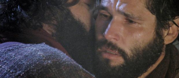 Judas trai Jesus com beijo no rosto (Divulgação/RecordTV) Judas trai Jesus com beijo no rosto (Divulgação/RecordTV)