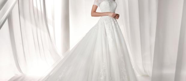 La nuova tendenza per i matrimoni è abito bianco e sneakers. La nuova tendenza per i matrimoni è abito bianco e sneakers.
