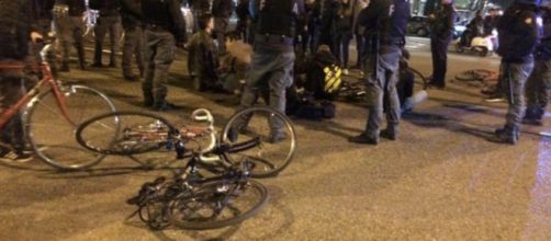 Scontri e tensione tra ciclisti e polizia