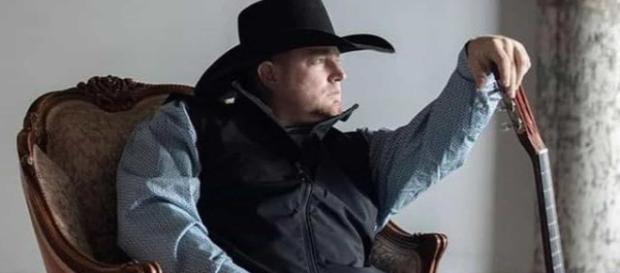 Cantor de country morre ao atirar em si mesmo em gravação de clipe (Arquivo Blasting News) Cantor de country morre ao atirar em si mesmo em gravação de clipe (Arquivo Blasting News)