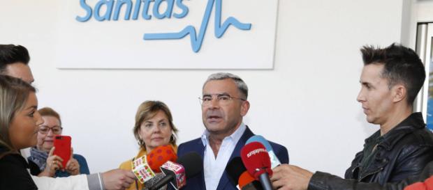 El presentador Jorge Javier Vázquez, al salir del hospital. / KAB (GTRES) El presentador Jorge Javier Vázquez, al salir del hospital. / KAB (GTRES)