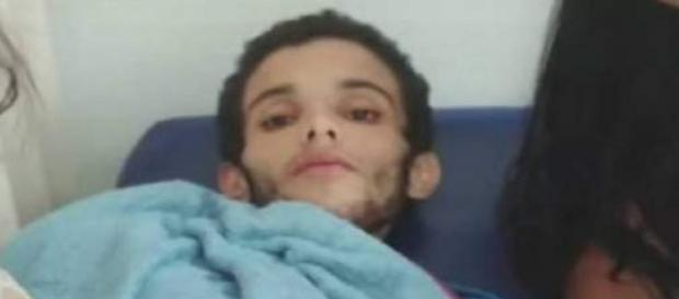 Jovem foge do hospital para comer fast food (Reprodução/Ric Mais/Portal R7) Jovem foge do hospital para comer fast food (Reprodução/Ric Mais/Portal R7)