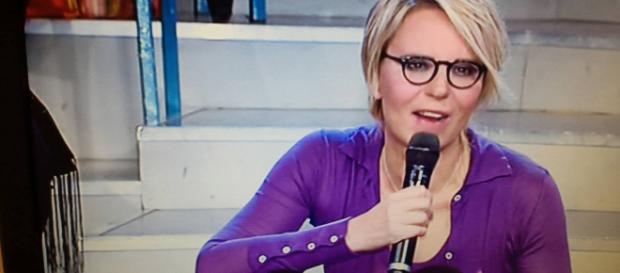 Uomini e Donne, Gian Battista aggredisce una collaboratrice e Maria lo caccia via Uomini e Donne, Gian Battista aggredisce una collaboratrice e Maria lo caccia via
