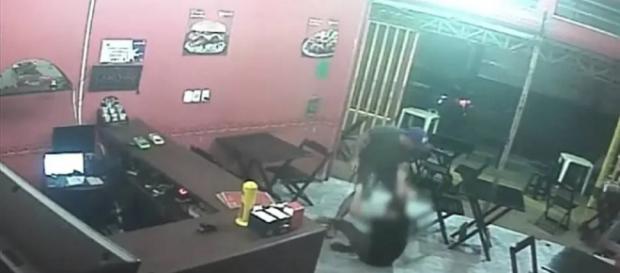 Policial militar agride funcionária de lanchonete após erro em seu pedido, em Curicica, na zona oeste do Rio. (Foto: Reprodução/ TV Globo) Policial militar agride funcionária de lanchonete após erro em seu pedido, em Curicica, na zona oeste do Rio. (Foto: Reprodução/ TV Globo)