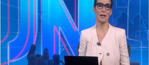 Renata Vasconcellos quase mostra demais ao vivo (Foto: Reprodução/TV Globo) Renata Vasconcellos quase mostra demais ao vivo (Foto: Reprodução/TV Globo)