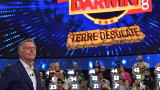 Seconda puntata di Ciao Darwin: Family day contro gay pride.