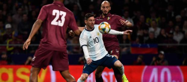 Argentina-Venezuela 1-3, Messi contrastato dai difensori della 'Vinotinto' Argentina-Venezuela 1-3, Messi contrastato dai difensori della 'Vinotinto'