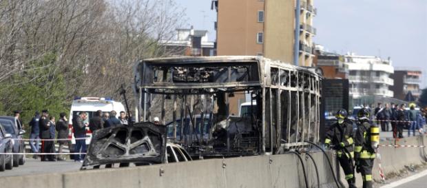 Interrogato dal gip, il dirottatore del bus ha detto che sentiva le voci dei bambini morti in mare. Interrogato dal gip, il dirottatore del bus ha detto che sentiva le voci dei bambini morti in mare.