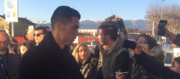 Juventus, Cristiano Ronaldo firma maglia del Real ma chiede al tifoso quella della Juve Juventus, Cristiano Ronaldo firma maglia del Real ma chiede al tifoso quella della Juve
