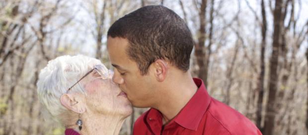 Kyle Jones, 31 ans, sort avec une vielle dame de 91 ans Kyle Jones, 31 ans, sort avec une vielle dame de 91 ans