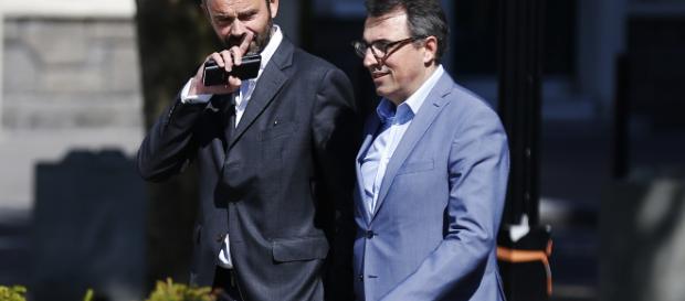 Luc Lemmonier, Alcalde dimisionario de Le Havre (Francia) (derecha), acompañado de su antecesor, el Primer Ministro Édouard Philippe. Luc Lemmonier, Alcalde dimisionario de Le Havre (Francia) (derecha), acompañado de su antecesor, el Primer Ministro Édouard Philippe.