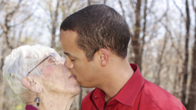 Kyle Jones, 31 ans, sort avec une vielle dame de 91 ans