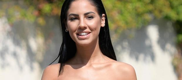Giulia De Lellis risponde ad uno strano commento Giulia De Lellis risponde ad uno strano commento